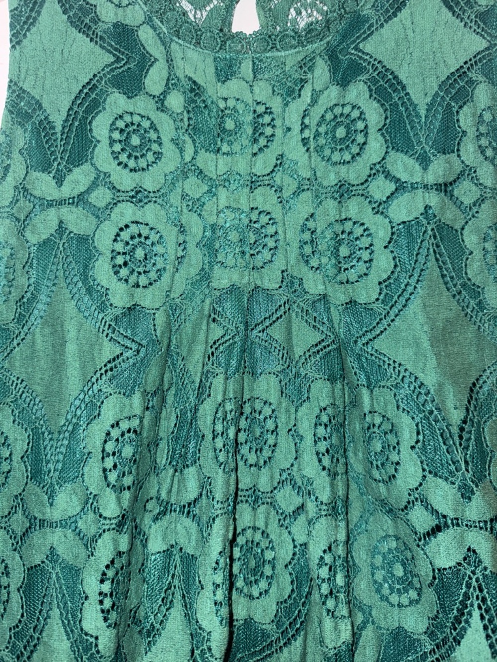 Sleeveless Green Lace Overlay Women's Top - Picture 2 of 3